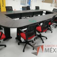 Lote 012 - Mesa de sala de juntas para 12 personas en forma de óvalo con base metálica y cubierta color café - Imagen 6