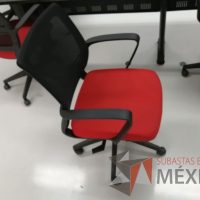 Lote 060 - Silla ejecutiva con ruedas, descansabrazos, respaldo en malla y asiento en tela color rojo - Imagen 2
