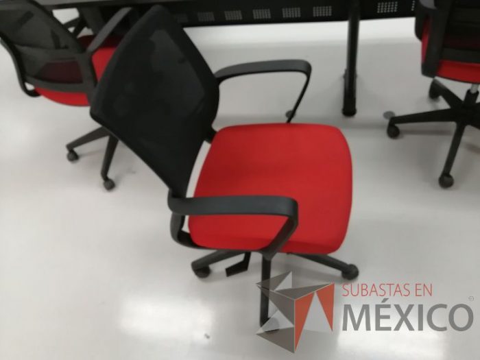 Lote 060 - Silla ejecutiva con ruedas, descansabrazos, respaldo en malla y asiento en tela color rojo - Imagen 2