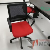 Lote 060 - Silla ejecutiva con ruedas, descansabrazos, respaldo en malla y asiento en tela color rojo