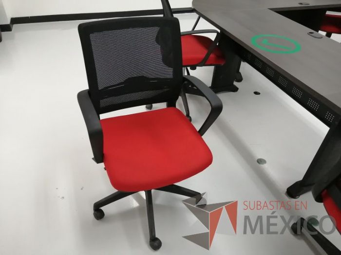 Lote 060 - Silla ejecutiva con ruedas, descansabrazos, respaldo en malla y asiento en tela color rojo