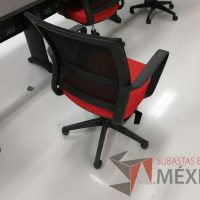Lote 060 - Silla ejecutiva con ruedas, descansabrazos, respaldo en malla y asiento en tela color rojo - Imagen 4