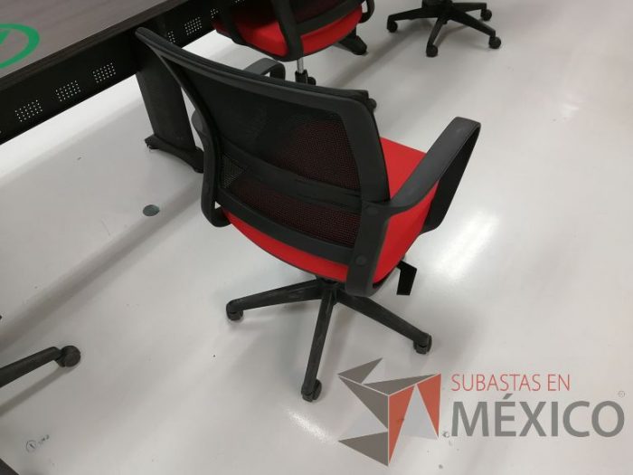 Lote 060 - Silla ejecutiva con ruedas, descansabrazos, respaldo en malla y asiento en tela color rojo - Imagen 4