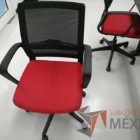 Lote 060 - Silla ejecutiva con ruedas, descansabrazos, respaldo en malla y asiento en tela color rojo - Imagen 5