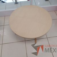 Lote 011 - Mesa redonda, con 4 patas de madera y cubierta color madera - Imagen 2