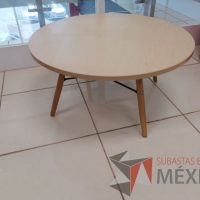 Lote 011 - Mesa redonda, con 4 patas de madera y cubierta color madera - Imagen 3