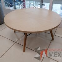 Lote 011 - Mesa redonda, con 4 patas de madera y cubierta color madera