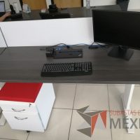 Lote 096 - Escritorio con base metálica color blanco, cubierta color café, mampara divisoria color blanco y archivero móvil de 2 cajones con cojín superior color rojo - Imagen 7