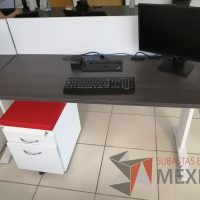 Lote 096 - Escritorio con base metálica color blanco, cubierta color café, mampara divisoria color blanco y archivero móvil de 2 cajones con cojín superior color rojo - Imagen 8