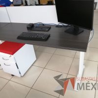 Lote 096 - Escritorio con base metálica color blanco, cubierta color café, mampara divisoria color blanco y archivero móvil de 2 cajones con cojín superior color rojo - Imagen 9