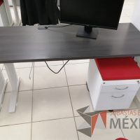 Lote 087 - Escritorio con base metálica color blanco, cubierta color café y archivero móvil de 2 cajones con cojín superior color rojo sin mampara divisoria