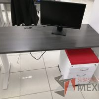 Lote 087 - Escritorio con base metálica color blanco, cubierta color café y archivero móvil de 2 cajones con cojín superior color rojo sin mampara divisoria - Imagen 3