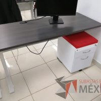 Lote 087 - Escritorio con base metálica color blanco, cubierta color café y archivero móvil de 2 cajones con cojín superior color rojo sin mampara divisoria - Imagen 4