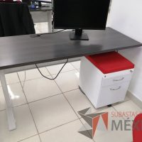 Lote 087 - Escritorio con base metálica color blanco, cubierta color café y archivero móvil de 2 cajones con cojín superior color rojo sin mampara divisoria - Imagen 5