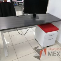 Lote 087 - Escritorio con base metálica color blanco, cubierta color café y archivero móvil de 2 cajones con cojín superior color rojo sin mampara divisoria - Imagen 6