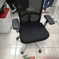 Lote 026 - Silla ejecutiva con ruedas, descansabrazos, respaldo en malla y asiento en tela color negro - Imagen 2