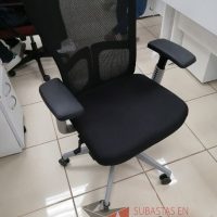 Lote 026 - Silla ejecutiva con ruedas, descansabrazos, respaldo en malla y asiento en tela color negro - Imagen 3