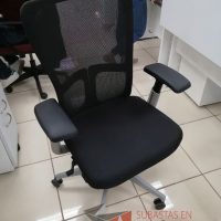 Lote 026 - Silla ejecutiva con ruedas, descansabrazos, respaldo en malla y asiento en tela color negro - Imagen 4