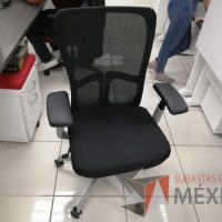 Lote 026 - Silla ejecutiva con ruedas, descansabrazos, respaldo en malla y asiento en tela color negro