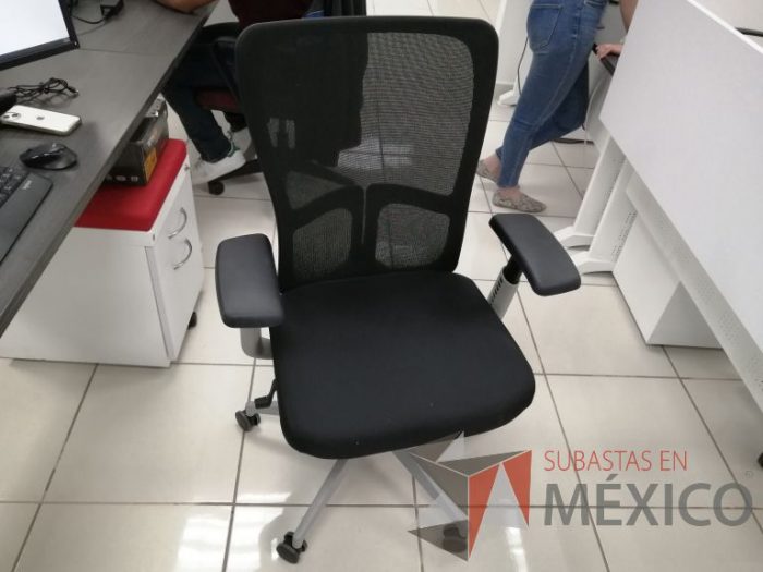 Lote 026 - Silla ejecutiva con ruedas, descansabrazos, respaldo en malla y asiento en tela color negro