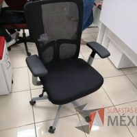 Lote 026 - Silla ejecutiva con ruedas, descansabrazos, respaldo en malla y asiento en tela color negro - Imagen 6