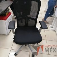 Lote 026 - Silla ejecutiva con ruedas, descansabrazos, respaldo en malla y asiento en tela color negro - Imagen 7