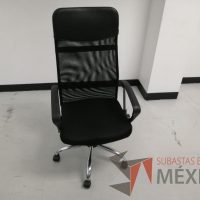 Lote 041 - Silla operativa con ruedas, descansabrazos, asiento en tela color negro y respaldo en malla color negro