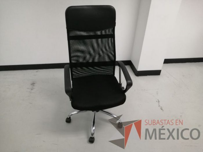 Lote 024 - Silla operativa con ruedas, descansabrazos, asiento en tela color negro y respaldo en malla color negro