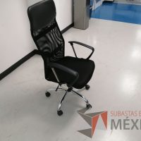 Lote 041 - Silla operativa con ruedas, descansabrazos, asiento en tela color negro y respaldo en malla color negro - Imagen 3
