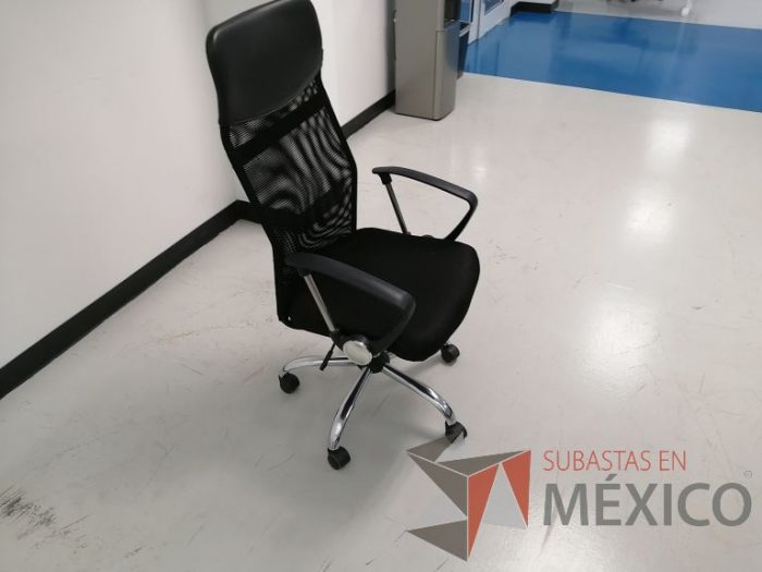 Lote 024 - Silla operativa con ruedas, descansabrazos, asiento en tela color negro y respaldo en malla color negro - Imagen 3