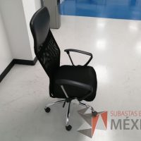 Lote 041 - Silla operativa con ruedas, descansabrazos, asiento en tela color negro y respaldo en malla color negro - Imagen 4