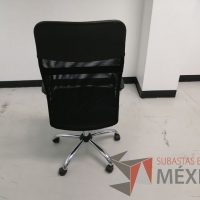 Lote 041 - Silla operativa con ruedas, descansabrazos, asiento en tela color negro y respaldo en malla color negro - Imagen 5