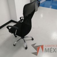 Lote 041 - Silla operativa con ruedas, descansabrazos, asiento en tela color negro y respaldo en malla color negro - Imagen 6