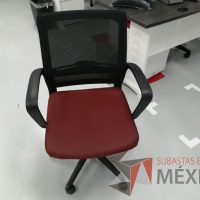 Lote 062 - Silla ejecutiva con ruedas, descansabrazos, asiento en tela color rojo con gris y respaldo en malla color negro
