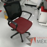 Lote 062 - Silla ejecutiva con ruedas, descansabrazos, asiento en tela color rojo con gris y respaldo en malla color negro - Imagen 3