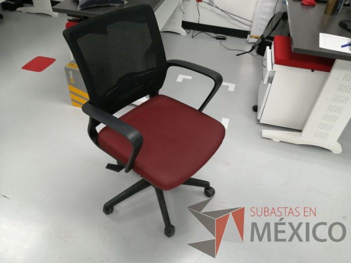 Lote 062 - Silla ejecutiva con ruedas, descansabrazos, asiento en tela color rojo con gris y respaldo en malla color negro - Imagen 3