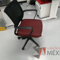 Lote 062 - Silla ejecutiva con ruedas, descansabrazos, asiento en tela color rojo con gris y respaldo en malla color negro - Imagen 4