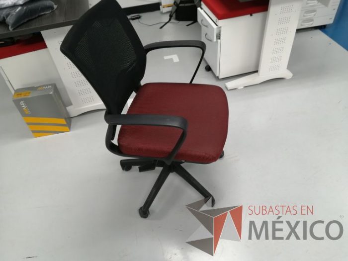 Lote 062 - Silla ejecutiva con ruedas, descansabrazos, asiento en tela color rojo con gris y respaldo en malla color negro - Imagen 4