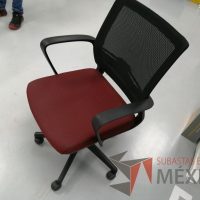 Lote 062 - Silla ejecutiva con ruedas, descansabrazos, asiento en tela color rojo con gris y respaldo en malla color negro - Imagen 6