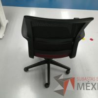 Lote 062 - Silla ejecutiva con ruedas, descansabrazos, asiento en tela color rojo con gris y respaldo en malla color negro - Imagen 7