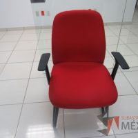Lote 004 - Silla de visita tipo trineo con descansabrazos, asiento y respaldo en tela color rojo - Imagen 2
