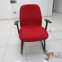 Lote 004 - Silla de visita tipo trineo con descansabrazos, asiento y respaldo en tela color rojo
