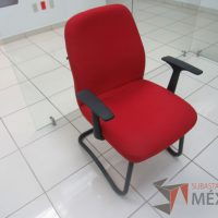 Lote 004 - Silla de visita tipo trineo con descansabrazos, asiento y respaldo en tela color rojo - Imagen 4