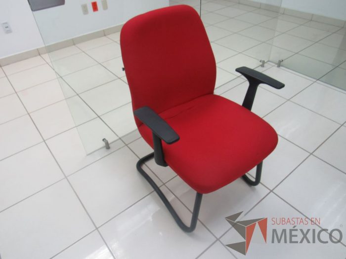 Lote 013 - Silla de visita tipo trineo con descansabrazos, asiento y respaldo en tela color rojo - Imagen 4