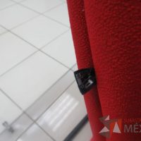 Lote 004 - Silla de visita tipo trineo con descansabrazos, asiento y respaldo en tela color rojo - Imagen 5