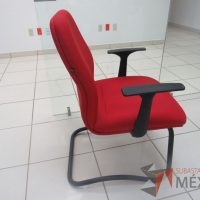 Lote 004 - Silla de visita tipo trineo con descansabrazos, asiento y respaldo en tela color rojo - Imagen 6