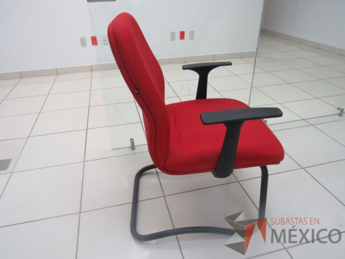 Lote 013 - Silla de visita tipo trineo con descansabrazos, asiento y respaldo en tela color rojo - Imagen 6