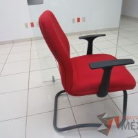 Lote 004 - Silla de visita tipo trineo con descansabrazos, asiento y respaldo en tela color rojo - Imagen 7