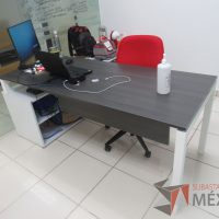 Lote 014 - Escritorio recargado sobre Credenza de 2 puertas, 1 entrepaño y cubierta color café