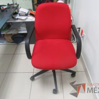 Lote 037 - Silla operativa con ruedas, descansa brazos, asiento y respaldo en tela color rojo